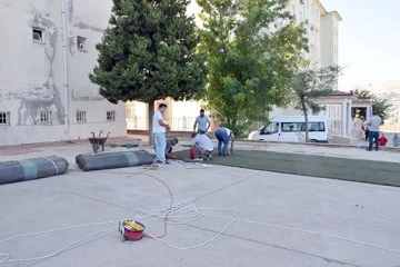 ORTAOKUL BAH&Ccedil;ESİNE HALI SAHA YAPILIYOR