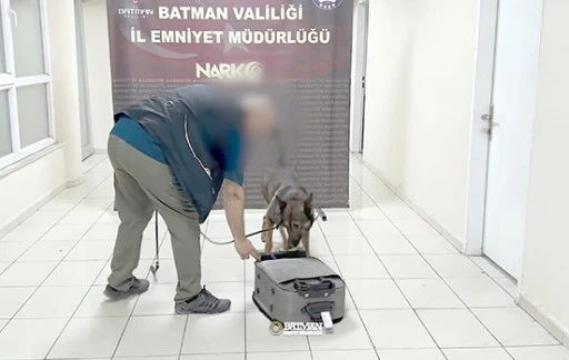 OTOB&Uuml;S YOLCUSUNUN VALİZİNDE UYUŞTURUCU ELE GE&Ccedil;İRİLDİ