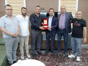 &Ouml;ZALP'DAN YILMAZ BAY'A PLAKET