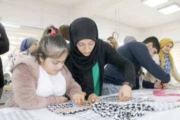 &Ouml;ZEL GEREKSİNİMLİ &Ccedil;OCUKLAR BELEDİYE AT&Ouml;LYESİNDE GİYSİ DİKTİ