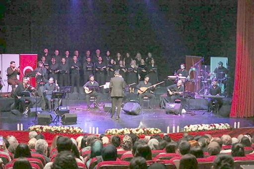 &Ouml;ZG&Uuml;N EZGİLER KONSERİNE YOĞUN İLGİ