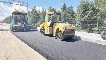 &Ouml;ZG&Uuml;RL&Uuml;K BULVARINDA SICAK ASFALT SERİMİ YAPILDI