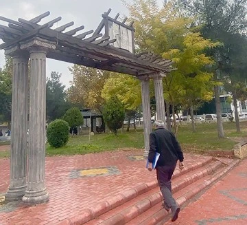 PARKLARDA ESTETİK &Ccedil;ALIŞMALAR S&Uuml;R&Uuml;YOR