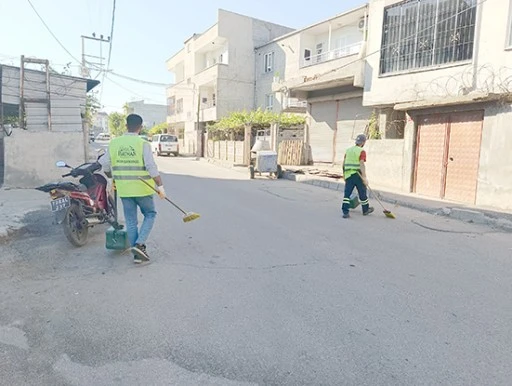 PETROL VE H&Uuml;RRİYET&rsquo;TE TEMİZLİK MESAİSİ