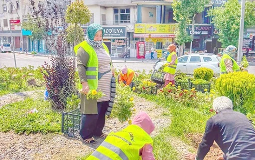 REF&Uuml;JLER RENKLENİYOR