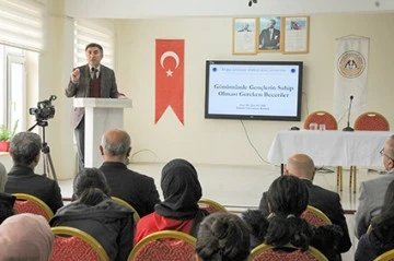 REKT&Ouml;R DEMİR, GELECEĞİN &Uuml;NİVERSİTELİLERİYLE BULUŞMAYA DEVAM EDİYOR