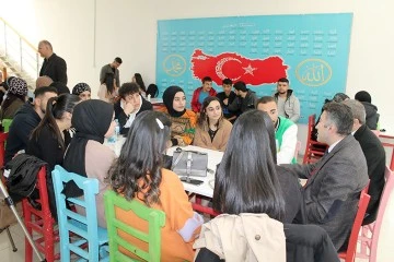 REKT&Ouml;R DEMİR, KANTİN BULUŞMALARI&rsquo;NDA &Ouml;ĞRENCİLERLE SOHBET EDİYOR