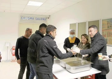 REKT&Ouml;R DEMİR &Ouml;ĞRENCİLERE &Ccedil;ORBA İKRAMINDA BULUNDU