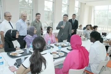 REKT&Ouml;R DEMİR, &Ouml;ĞRENCİLERİN İLK YEMEĞİNE EŞLİK ETTİ