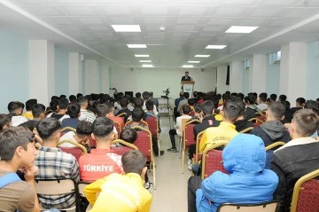 REKT&Ouml;R DEMİR, &Ouml;ĞRENCİLERLE BULUŞMAYA DEVAM EDİYOR