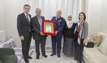 ŞEHİT AİLESİNE ŞEHADET BELGESİ TAKDİM EDİLDİ