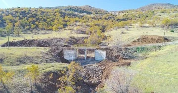 TAŞ&Ccedil;I K&Ouml;Y YOLUNA K&Ouml;PR&Uuml; YAPILDI