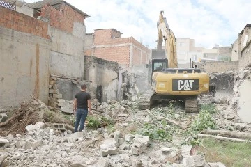 TEHLİKE SA&Ccedil;AN METRUK YAPI YIKILDI