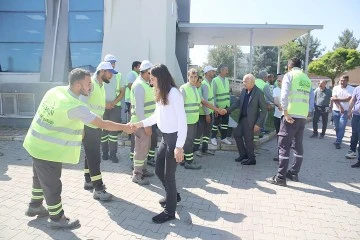 TEMİZLİK EKİBİ ARALIKSIZ &Ccedil;ALIŞIYOR