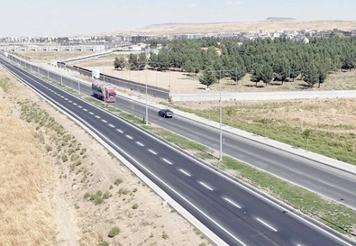TRAFİK G&Uuml;VENLİĞİ İ&Ccedil;İN YOL &Ccedil;İZGİLERİ YENİLENDİ