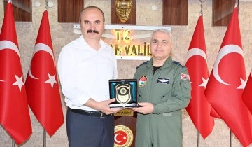 TUĞGENERAL KAPLAN&rsquo;DAN VALİ CANALP&rsquo;A ZİYARET