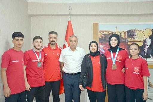 T&Uuml;RKİYE DERECESİ YAPAN KARATECİLER &Ouml;D&Uuml;LLENDİRİLDİ