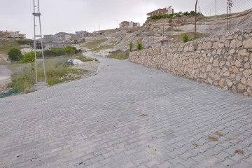 &Uuml;&Ccedil;YOL K&Ouml;Y&Uuml;NDE PARKE TAŞI SERİMİ TAMAMLANDI