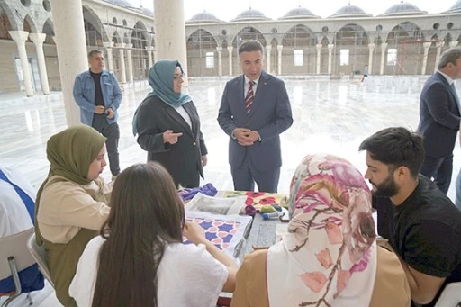 &Uuml;NİVERSİTE CAMİİ AVLUSUNDA ROBOTİK KODLAMA