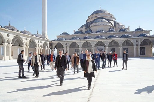 &Uuml;NİVERSİTE CAMİSİNDE SONA DOĞRU