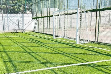 &Uuml;NİVERSİTE HALI SAHASI YENİLENDİ