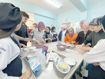 &Uuml;NİVERSİTE VE LİSE &Ouml;ĞRENCİLERİ YEMEK PİŞİRDİ