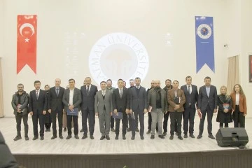 &Uuml;NİVERSİTEDE KİTAP LANSMANI YAPILDI