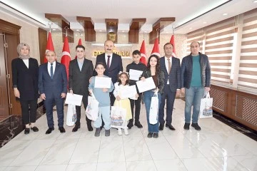 VALİ CANALP, KİTAP TUTKUNLARIYLA BULUŞTU