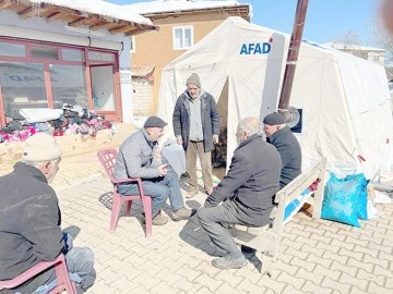 VALİ CANALP, K&Ouml;YL&Uuml;LERLE G&Ouml;R&Uuml;ŞT&Uuml;