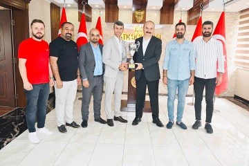 VALİ CANALP, S&Uuml;PER TAKIMINI AĞIRLADI