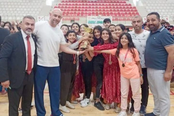 VALİ CANALP&rsquo;TAN FOLKLORCULARA M&Uuml;JDE