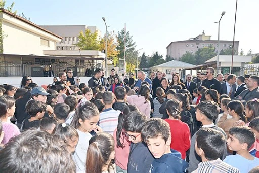 VALİ CANALP&rsquo;TAN KİTAP FUARINA ZİYARET