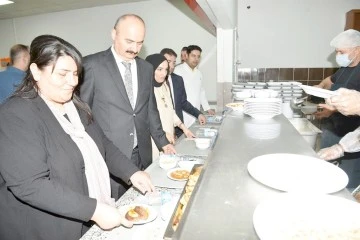 VALİ CANALP, &Uuml;NİVERSİTE &Ouml;ĞRENCİLERİYLE YEMEKTE BİR ARAYA GELDİ