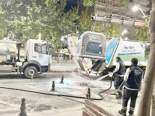 VİN&Ccedil;Lİ &Ccedil;&Ouml;P KONTEYNERLERİ DEZENFEKTE EDİLİYOR