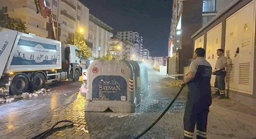 VİN&Ccedil;Lİ &Ccedil;&Ouml;P KONTEYNERLERİNE YAZ TEMİZLİĞİ