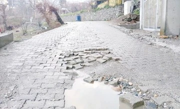 YAĞIŞLAR PARKE YOLA ZARAR VERDİ