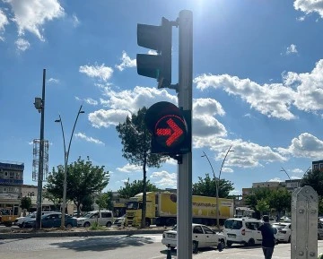 YANIP S&Ouml;NEN KIRMIZI IŞIKTA KONTROLL&Uuml; GE&Ccedil;İN