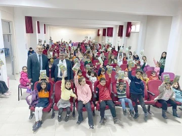 YAZAR &Ouml;ZMEN,&nbsp;İYİLİK YOLCULARINA ALTIN HİKAYELERİ ANLATTI