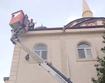 YUVASINDAN D&Uuml;ŞEN LEYLEK YAVRUSU KURTARILDI